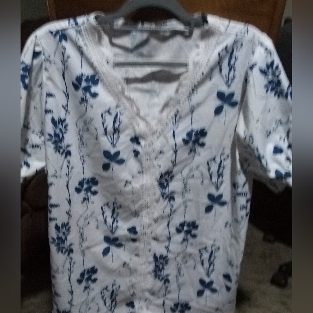 Elegant Blue Floral Women's Top Short Sleeve 2XL V-Neck.